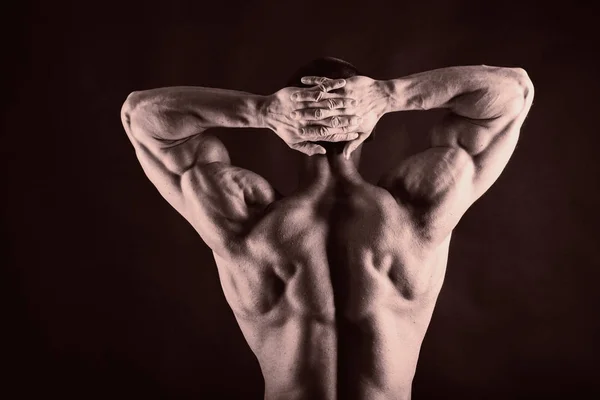 Bodybuilder sur noir — Photo