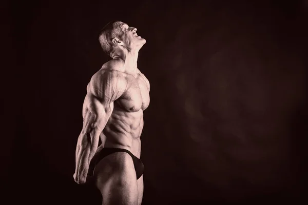 Bodybuilder sur noir — Photo