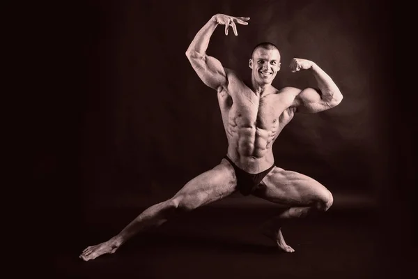 Bodybuilder auf schwarz — Stockfoto