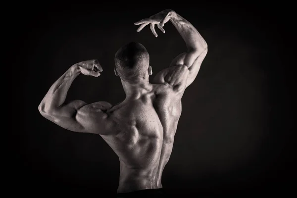 Bodybuilder sur noir — Photo