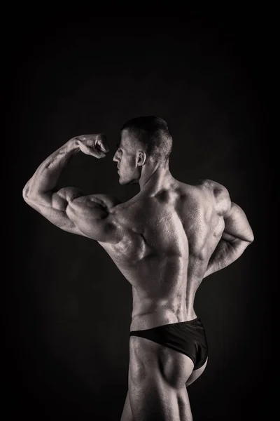 Bodybuilder sur noir — Photo