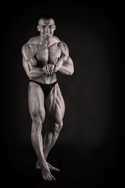 Bodybuilder på svart — Stockfoto