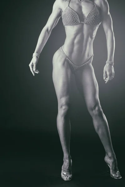 Рельеф, мышечная фитнес-девушка — стоковое фото