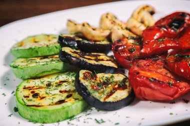 ızgara sebze. Masaya süsleyin ..