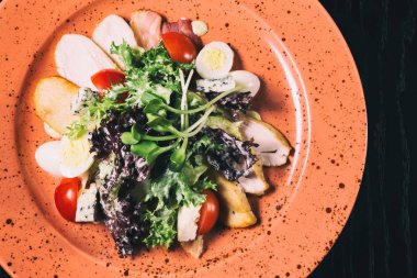 Masanın üzerine Sezar salatası ..