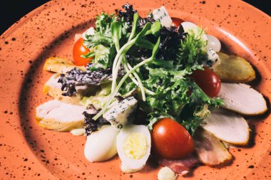 Masanın üzerine Sezar salatası ..