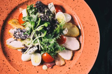 Masanın üzerine Sezar salatası ..