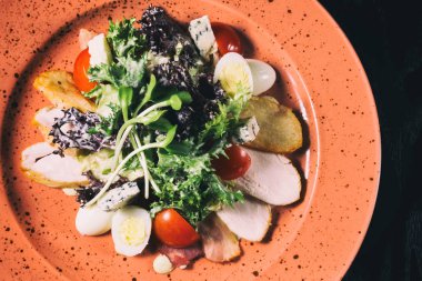 Masanın üzerine Sezar salatası ..