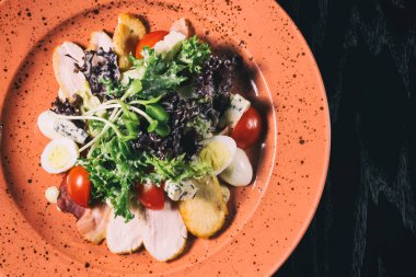 Masanın üzerine Sezar salatası ..