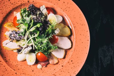 Masanın üzerine Sezar salatası ..