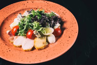 Masanın üzerine Sezar salatası ..