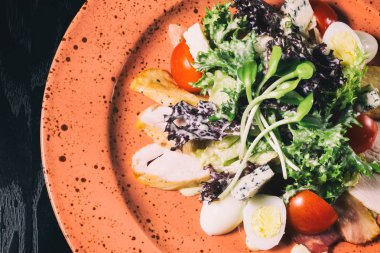 Masanın üzerine Sezar salatası ..