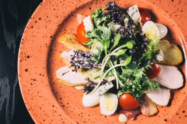 Masanın üzerine Sezar salatası ..