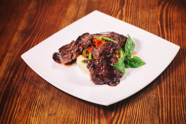 Kiraz domates ile pişmiş sığır eti