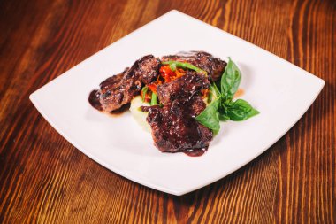 Kiraz domates ile pişmiş sığır eti