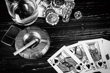arka plan poker üzerinde bir siyah beyaz fotoğraf.