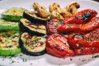 ızgara sebze. Masaya süsleyin ..