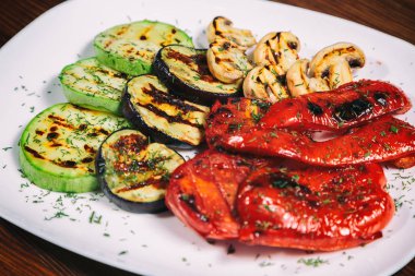 ızgara sebze. Masaya süsleyin ..