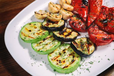 ızgara sebze. Masaya süsleyin ..