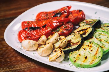 ızgara sebze. Masaya süsleyin ..