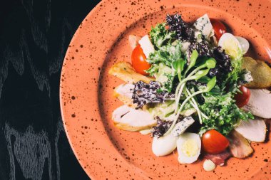 Masanın üzerine Sezar salatası ..