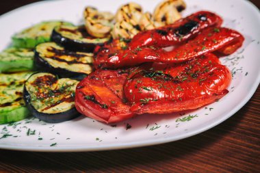 ızgara sebze. Masaya süsleyin ..