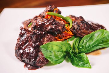 Kiraz domates ile pişmiş sığır eti