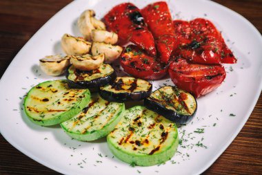 ızgara sebze. Masaya süsleyin ..