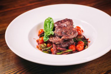 Kiraz domates ile pişmiş sığır eti