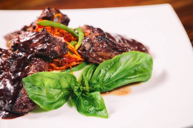 Kiraz domates ile pişmiş sığır eti