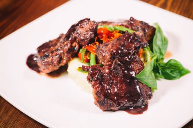 Kiraz domates ile pişmiş sığır eti