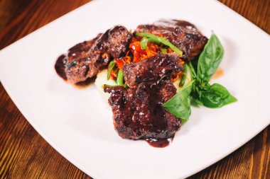 Kiraz domates ile pişmiş sığır eti