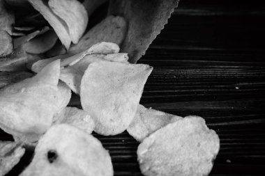 Gevşek patlamış mısır ve ahşap arka plan üzerinde 3d gözlük