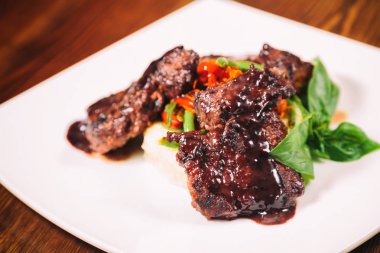 Kiraz domates ile pişmiş sığır eti