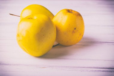 Ahşap beyaz arka plan üzerinde elma