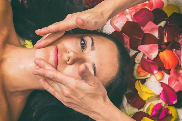 Tratamiento facial en el spa. Cosmetología — Foto de Stock