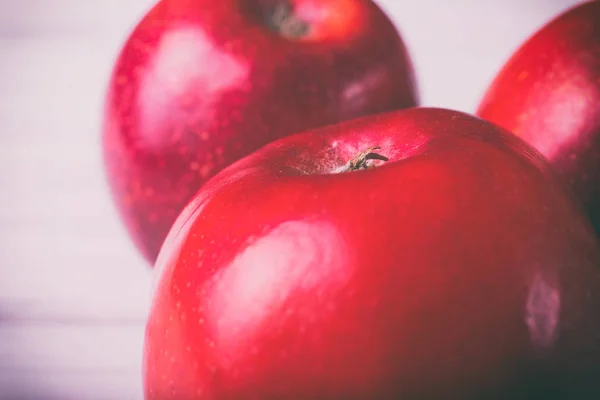 Ahşap beyaz arka plan üzerinde elma — Stok fotoğraf