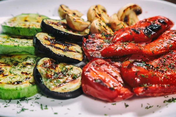 Gegrilltes Gemüse. Garnitur auf dem Tisch .. — Stockfoto