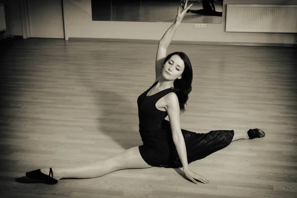 Mulher bonita está dançando em um estúdio de dança — Fotografia de Stock