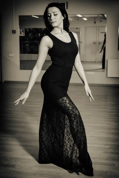 Bella donna sta ballando in uno studio di danza — Foto Stock