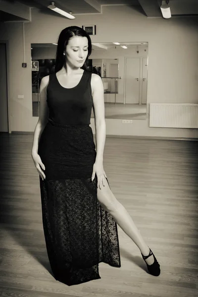 Bella donna sta ballando in uno studio di danza — Foto Stock
