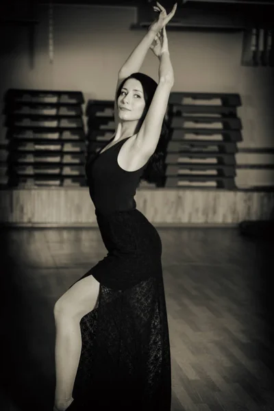 Vacker kvinna dansar i en dansstudio — Stockfoto