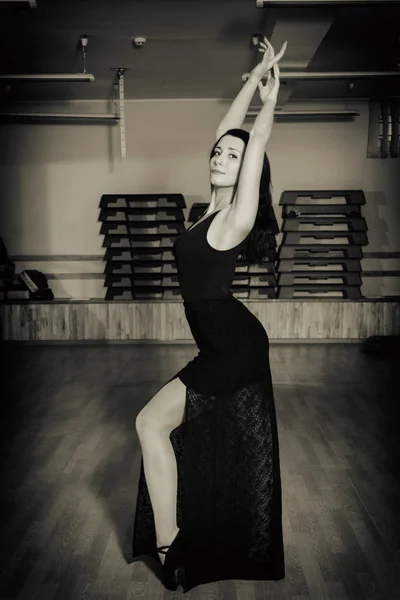 Güzel kadın dans stüdyosunda dans ediyor — Stok fotoğraf