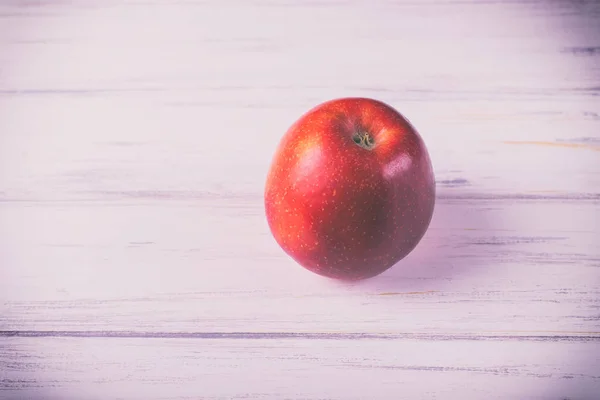 Appels op een witte achtergrond hout — Stockfoto