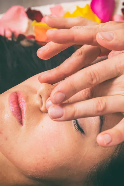 Tratamiento facial en el spa. Cosmetología — Foto de Stock