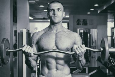 Spor salonunda vücut geliştirmeci