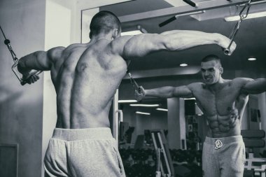 Spor salonunda vücut geliştirmeci