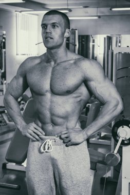 Spor salonunda vücut geliştirmeci