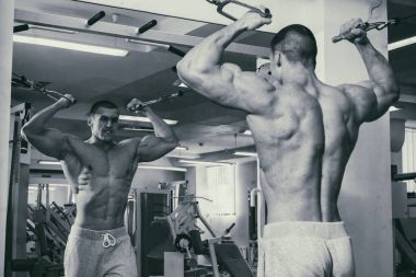 Spor salonunda vücut geliştirmeci