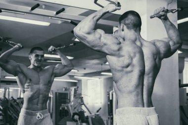 Spor salonunda vücut geliştirmeci